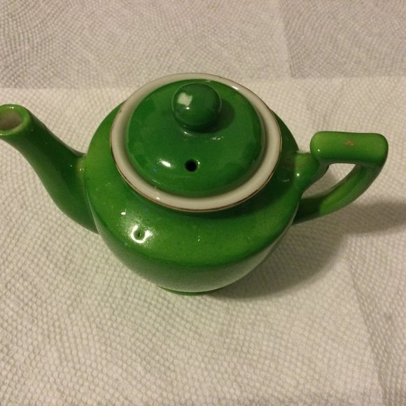 Vintage very small green porcelain teapot made in occupied Japan - Picture 1 of 7